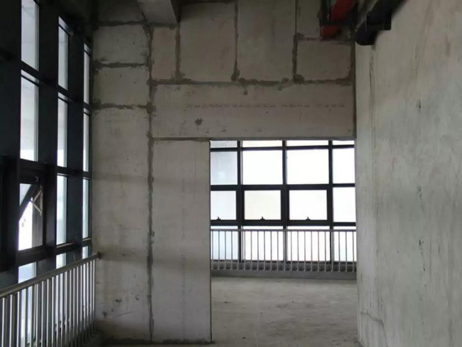 青岛轻质隔墙板实验表明将隔板放在没有水泥装饰的任何防水表面上